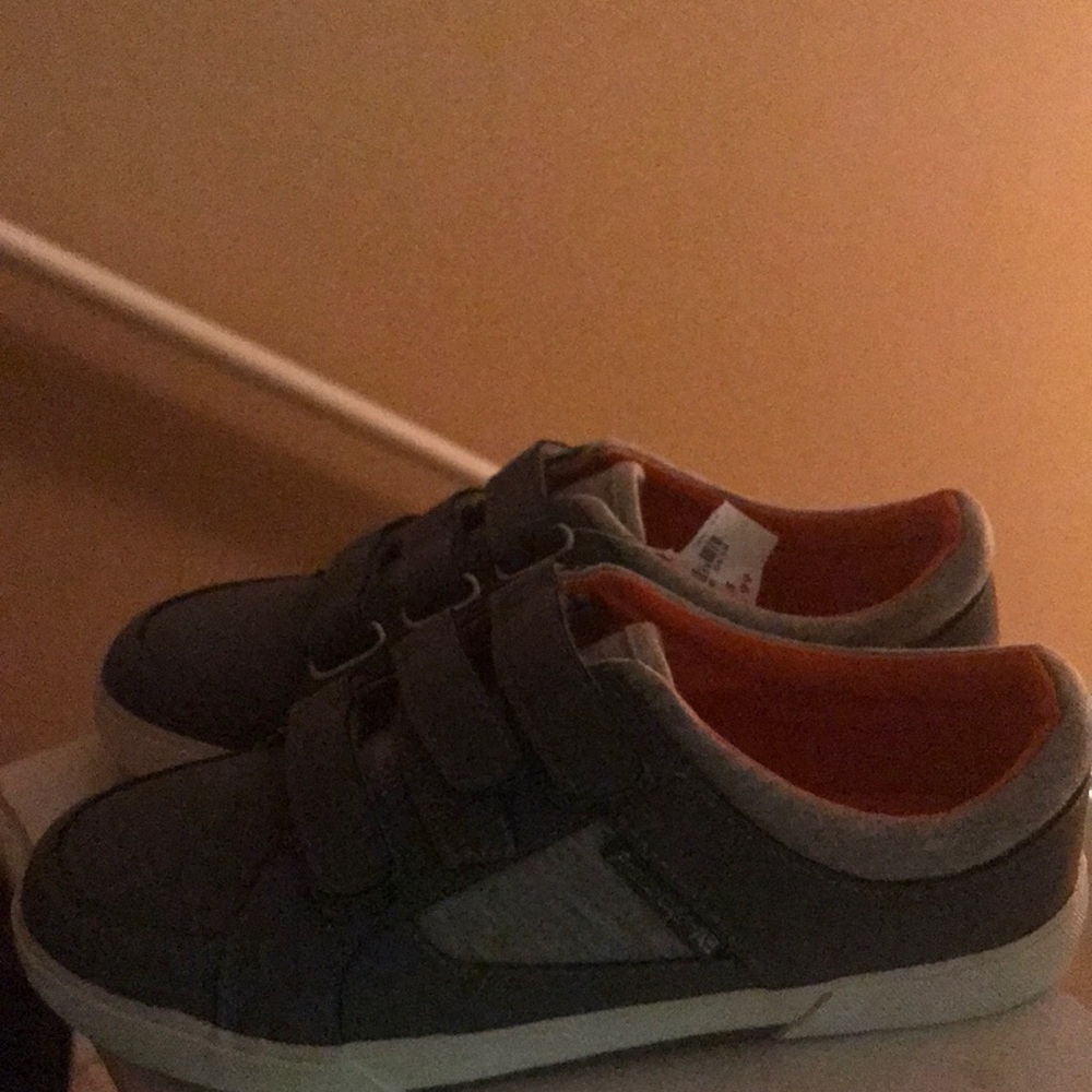 Boys Velcro trap shoes